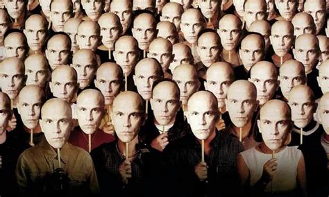 Being John Malkovich! Eine surrealistische Komödie über Identität und die Faszination für berühmte Persönlichkeiten?